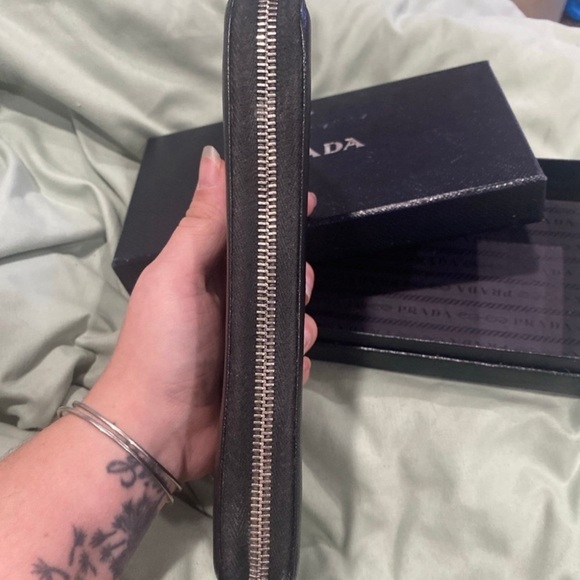 Women’s‎ authentic Prada black smooth leather zip around wallet - Picture 8 of 10